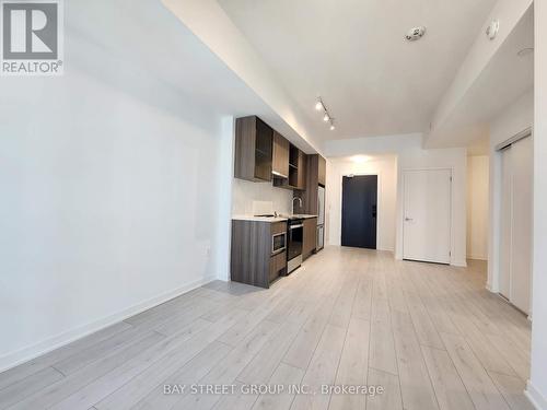 521 - 395 Dundas Street W, Oakville, ON - Indoor Photo Showing Kitchen