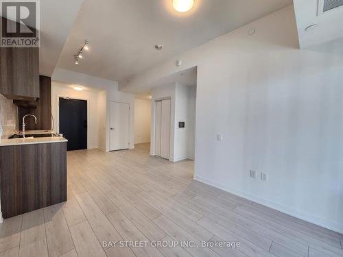 521 - 395 Dundas Street W, Oakville, ON - Indoor Photo Showing Kitchen