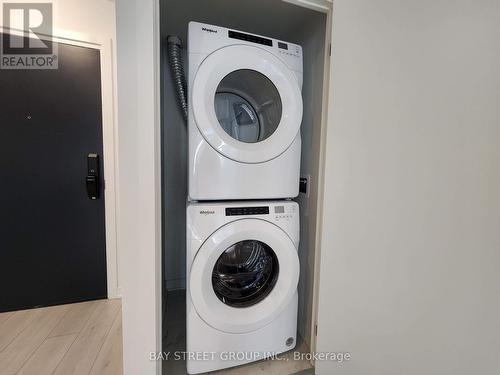 521 - 395 Dundas Street W, Oakville, ON - Indoor Photo Showing Laundry Room