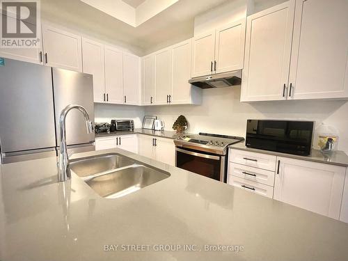 44 Seine Lane, Richmond Hill, ON - Indoor Photo Showing Kitchen With Double Sink