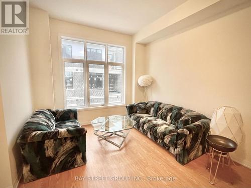 44 Seine Lane, Richmond Hill, ON - Indoor Photo Showing Living Room