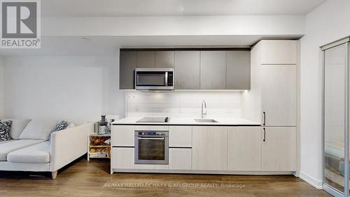 431 - 150 Logan Avenue, Toronto, ON - Indoor Photo Showing Kitchen With Upgraded Kitchen