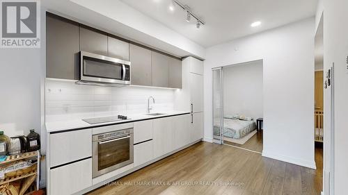 431 - 150 Logan Avenue, Toronto, ON - Indoor Photo Showing Kitchen