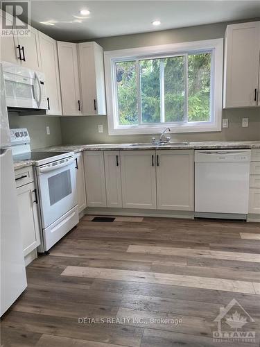 10617 Maple Street, North Dundas, ON - Indoor Photo Showing Kitchen