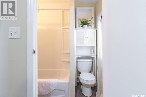 823 G Avenue N, Saskatoon, SK - Indoor Photo Showing Bathroom