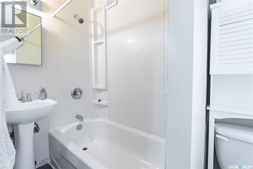 823 G Avenue N, Saskatoon, SK - Indoor Photo Showing Bathroom