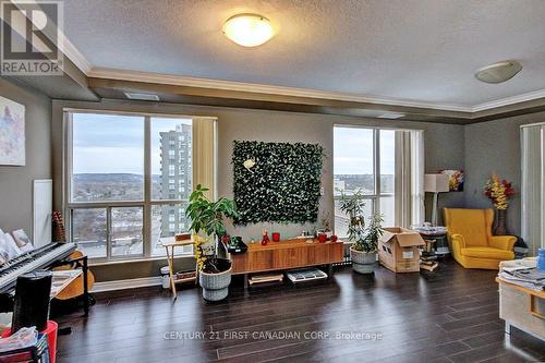 2008 - 330 Ridout Street N, London, ON - Indoor Photo Showing Living Room