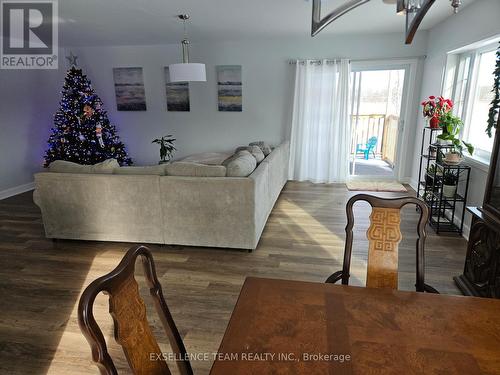 5530 Richmond Drive, South Stormont, ON - Indoor Photo Showing Living Room