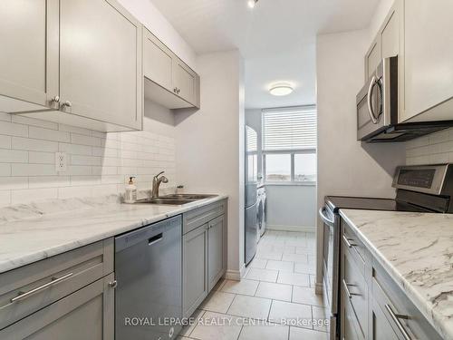 1608-966 Inverhouse Dr, Mississauga, ON - Indoor Photo Showing Kitchen With Double Sink