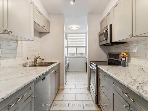 1608-966 Inverhouse Dr, Mississauga, ON - Indoor Photo Showing Kitchen With Double Sink