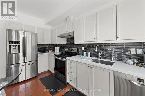 24 - 96 Nelson Street, Oakville, ON - Indoor Photo Showing Kitchen With Upgraded Kitchen