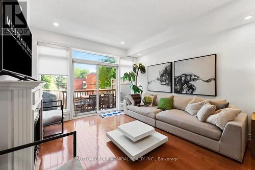 24 - 96 Nelson Street, Oakville, ON - Indoor Photo Showing Living Room