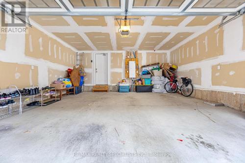 10 - 501 Buckeye Court, Milton, ON - Indoor Photo Showing Garage