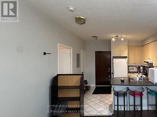 611 - 555 Yonge Street, Toronto, ON - Indoor Photo Showing Kitchen