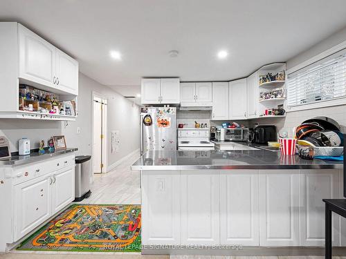 403 Archdekin Dr, Brampton, ON - Indoor Photo Showing Kitchen