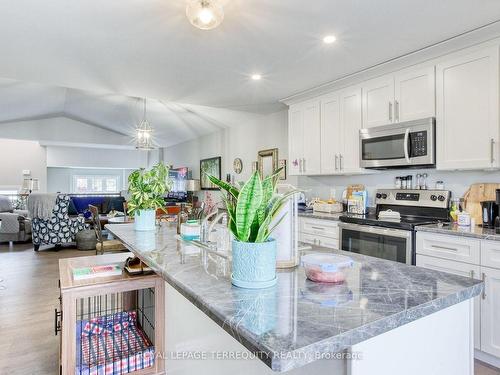 172 Lambert St, Amherstburg, ON - Indoor Photo Showing Kitchen With Upgraded Kitchen