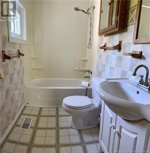 32 Dutch Point Road, Hampton, NB - Indoor Photo Showing Bathroom