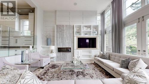 16 Claridge Drive, Richmond Hill, ON - Indoor Photo Showing Living Room