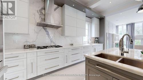 16 Claridge Drive, Richmond Hill, ON - Indoor Photo Showing Kitchen With Double Sink With Upgraded Kitchen