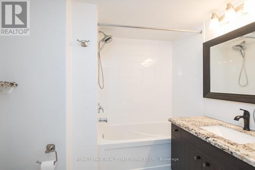 111 - 1045 Nadalin Heights, Milton, ON - Indoor Photo Showing Bathroom