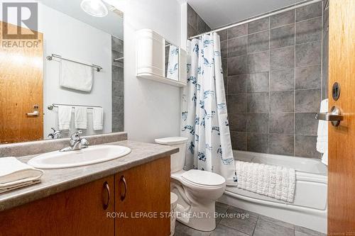 13 - 357 Hunter Street W, Hamilton, ON - Indoor Photo Showing Bathroom