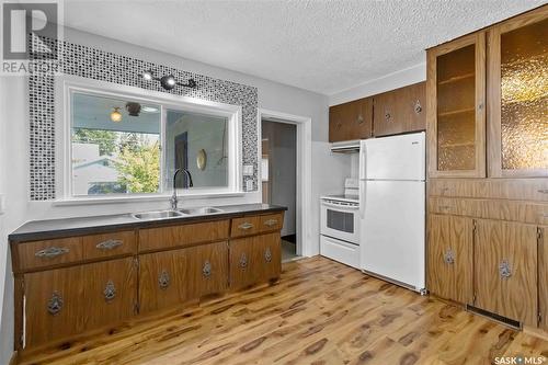 616 32Nd Street W, Saskatoon, SK - Indoor Photo Showing Kitchen With Double Sink