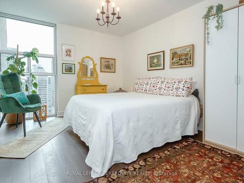 2803-40 Homewood Ave, Toronto, ON - Indoor Photo Showing Bedroom