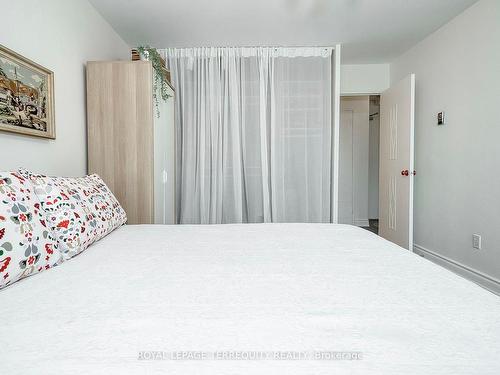 2803-40 Homewood Ave, Toronto, ON - Indoor Photo Showing Bedroom