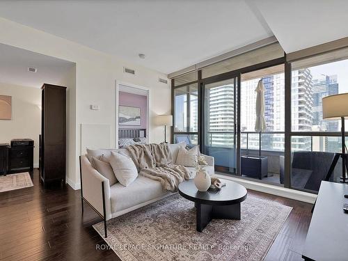 2703-281 Mutual St, Toronto, ON - Indoor Photo Showing Living Room