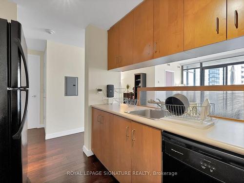 2703-281 Mutual St, Toronto, ON - Indoor Photo Showing Kitchen