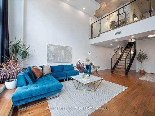 Ph2-533 Richmond St W, Toronto, ON - Indoor Photo Showing Living Room