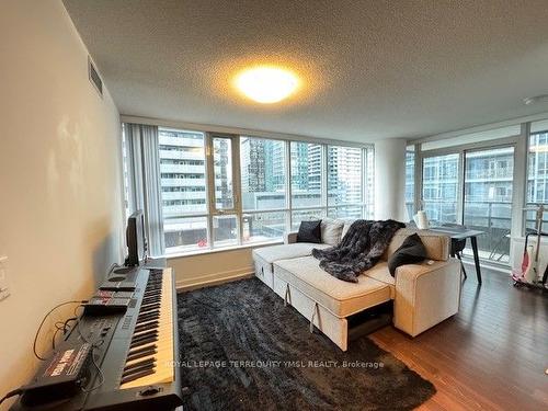 1510-295 Adelaide St W, Toronto, ON - Indoor Photo Showing Living Room