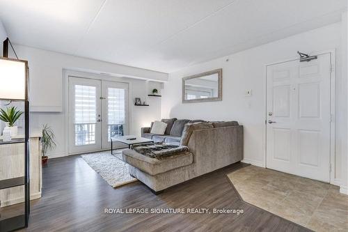 208-1340 Main St E, Milton, ON - Indoor Photo Showing Living Room