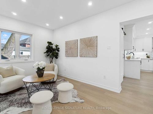 23 Albert St, Cambridge, ON - Indoor Photo Showing Living Room