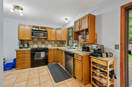 2949 Sandstone Crescent, West Kelowna, BC - Indoor Photo Showing Kitchen With Double Sink