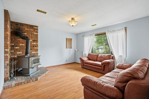 2949 Sandstone Crescent, West Kelowna, BC - Indoor Photo Showing Living Room