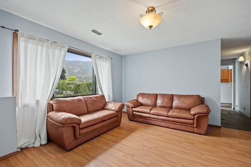 2949 Sandstone Crescent, West Kelowna, BC - Indoor Photo Showing Living Room