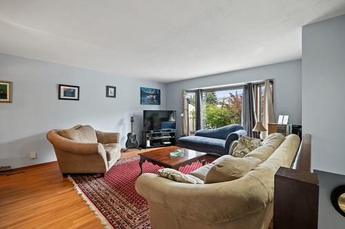 2949 Sandstone Crescent, West Kelowna, BC - Indoor Photo Showing Living Room