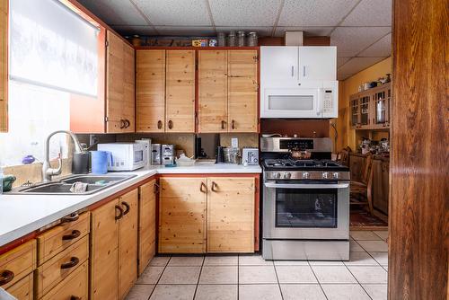 795 Lawson Avenue, Kelowna, BC - Indoor Photo Showing Kitchen With Double Sink