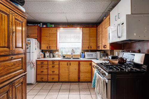 795 Lawson Avenue, Kelowna, BC - Indoor Photo Showing Kitchen