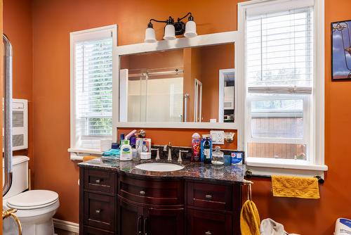 795 Lawson Avenue, Kelowna, BC - Indoor Photo Showing Bathroom