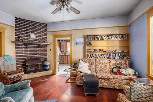 795 Lawson Avenue, Kelowna, BC - Indoor Photo Showing Living Room With Fireplace