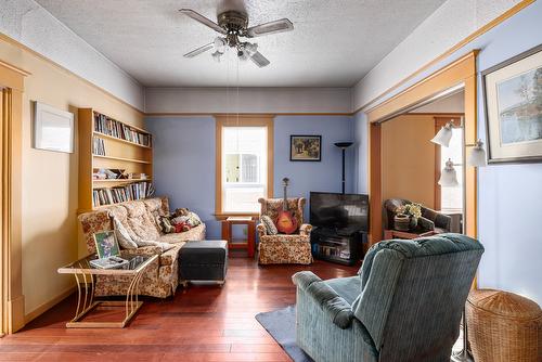 795 Lawson Avenue, Kelowna, BC - Indoor Photo Showing Living Room