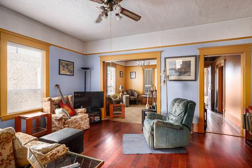 795 Lawson Avenue, Kelowna, BC - Indoor Photo Showing Living Room