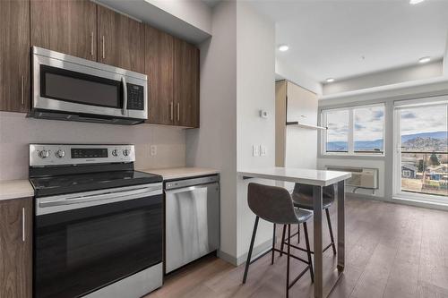 210-345 Dougall Road, Kelowna, BC - Indoor Photo Showing Kitchen