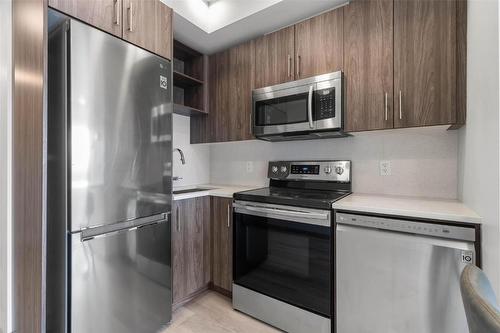 210-345 Dougall Road, Kelowna, BC - Indoor Photo Showing Kitchen With Upgraded Kitchen