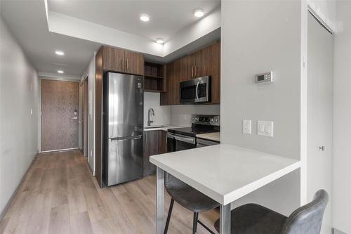 210-345 Dougall Road, Kelowna, BC - Indoor Photo Showing Kitchen