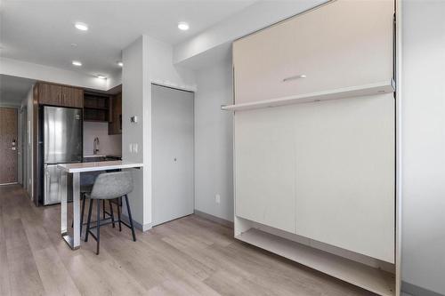 210-345 Dougall Road, Kelowna, BC - Indoor Photo Showing Kitchen