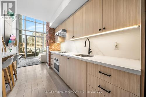 429 - 5 Hanna Avenue, Toronto, ON - Indoor Photo Showing Kitchen