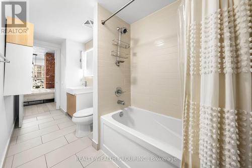 429 - 5 Hanna Avenue, Toronto, ON - Indoor Photo Showing Bathroom